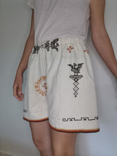 Indlæs billede til gallerivisning Shorts, beige med broderi, str. L/XL
