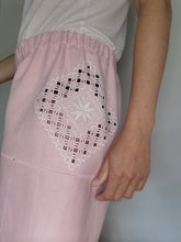 Indlæs billede til gallerivisning Shorts, Lyserød med hardangerbroderi, str. L/XL
