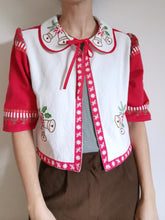 Indlæs billede til gallerivisning Julebluse - rød/hvid med broderede klokker, Str. M
