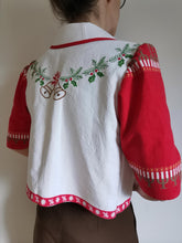 Indlæs billede til gallerivisning Julebluse - rød/hvid med broderede klokker, Str. M
