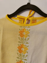 Indlæs billede til gallerivisning kjole - gul med blomster - str. 98-104
