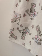 Indlæs billede til gallerivisning Spencerkjole, lyserødt broderi &amp; kaniner - str. 92
