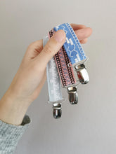 Indlæs billede til gallerivisning Suttesnor blå med hvidt broderi
