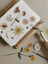 Indlæs billede til gallerivisning WORKSHOP - PÅSKEPYNT AF PRESSEDE BLOMSTER
