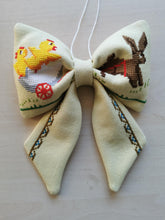 Indlæs billede til gallerivisning Sløjfe - broderet påskehare og kyling

