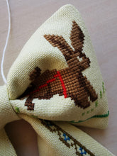 Indlæs billede til gallerivisning Sløjfe - broderet påskehare og kyling
