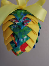 Indlæs billede til gallerivisning Kogle, gul og lys grøn, 6 cm
