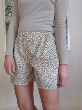 Indlæs billede til gallerivisning Syvejledning og mønster - Elisabeth shorts (voksen str. XS-XL)
