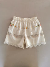 Indlæs billede til gallerivisning Shorts, råhvide med broderi og flæsekant, str. M
