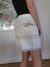 Indlæs billede til gallerivisning Shorts, råhvide med broderi og flæsekant, str. M
