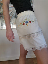 Indlæs billede til gallerivisning Shorts, råhvide med broderi og flæsekant, str. M
