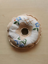 Indlæs billede til gallerivisning Donut #4 - blå blomster
