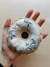 Indlæs billede til gallerivisning Donut #4 - blå blomster
