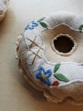 Indlæs billede til gallerivisning Donut #4 - blå blomster
