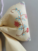 Indlæs billede til gallerivisning Sløjfe - støvet gul med broderede blomster
