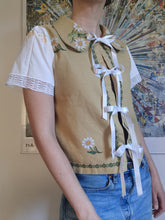 Indlæs billede til gallerivisning Vicky sløjfebluse, olivengrøn med broderede margueritter - str. S
