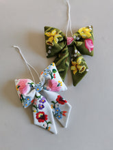 Indlæs billede til gallerivisning Sløjfe - grøn med forårsblomster
