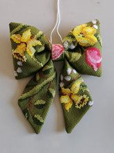 Indlæs billede til gallerivisning Sløjfe - grøn med forårsblomster
