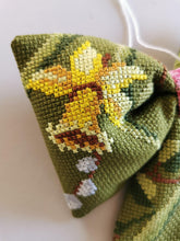 Indlæs billede til gallerivisning Sløjfe - grøn med forårsblomster
