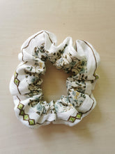Indlæs billede til gallerivisning Patchwork scrunchie - grøn/brun med blomster
