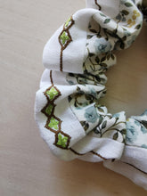 Indlæs billede til gallerivisning Patchwork scrunchie - grøn/brun med blomster
