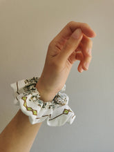 Indlæs billede til gallerivisning Patchwork scrunchie - grøn/brun med blomster
