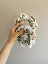 Indlæs billede til gallerivisning Patchwork scrunchie - grøn/brun med blomster
