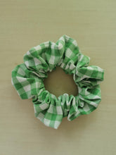 Indlæs billede til gallerivisning Scrunchie, grøn/hvide tern
