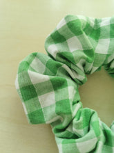 Indlæs billede til gallerivisning Scrunchie, grøn/hvide tern
