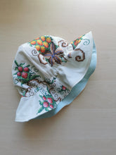 Indlæs billede til gallerivisning Sommerhat, håndbroderet str. 1-2 år
