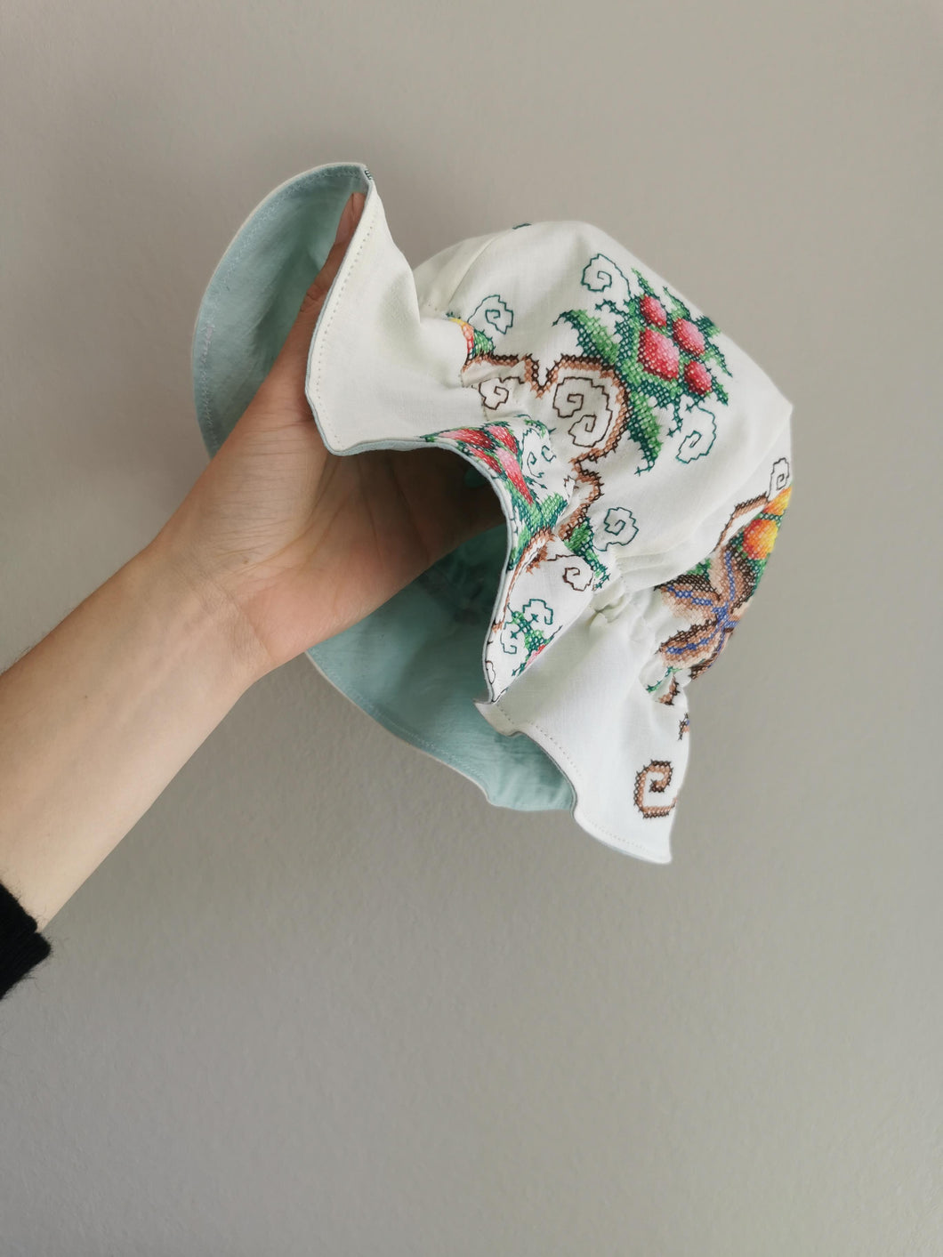 Sommerhat, håndbroderet str. 1-2 år