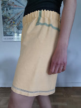 Indlæs billede til gallerivisning Shorts, gule med grønt broderi - str. L

