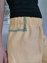 Indlæs billede til gallerivisning Shorts, gule med grønt broderi - str. L
