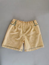 Indlæs billede til gallerivisning Shorts, gule med grønt broderi - str. L
