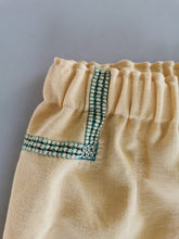 Indlæs billede til gallerivisning Shorts, gule med grønt broderi - str. L

