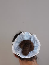 Indlæs billede til gallerivisning Scrunchie, blå/hvide tern med blonde
