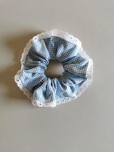 Indlæs billede til gallerivisning Scrunchie, blå/hvide tern med blonde
