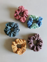 Indlæs billede til gallerivisning Scrunchie, musselin patchwork mint/blå
