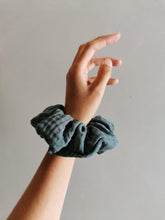 Indlæs billede til gallerivisning Scrunchie, musselin petroleumsgrøn
