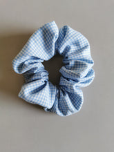 Indlæs billede til gallerivisning Scrunchie, blå/hvide tern
