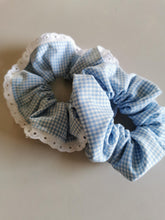 Indlæs billede til gallerivisning Scrunchie, blå/hvide tern
