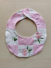 Indlæs billede til gallerivisning Savlesmæk - Broderet lyserødt patchwork
