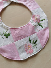 Indlæs billede til gallerivisning Savlesmæk - Broderet lyserødt patchwork
