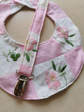 Indlæs billede til gallerivisning Suttesnor broderet lyserødt patchwork
