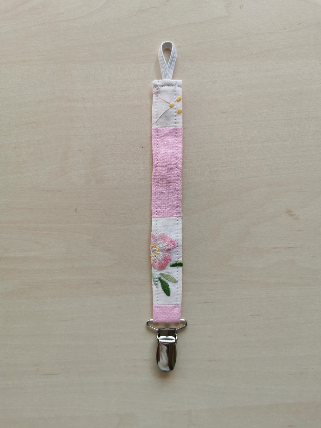 Suttesnor broderet lyserødt patchwork