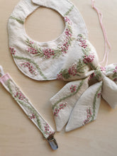 Indlæs billede til gallerivisning Sløjfe - råhvidt hør med pastelbroderi
