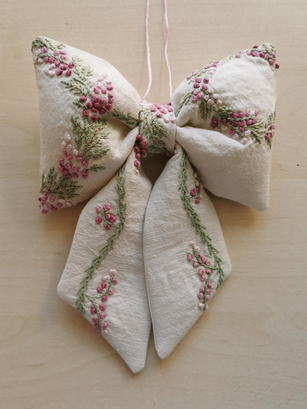 Sløjfe - råhvidt hør med pastelbroderi