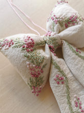 Indlæs billede til gallerivisning Sløjfe - råhvidt hør med pastelbroderi
