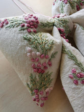 Indlæs billede til gallerivisning Sløjfe - råhvidt hør med pastelbroderi
