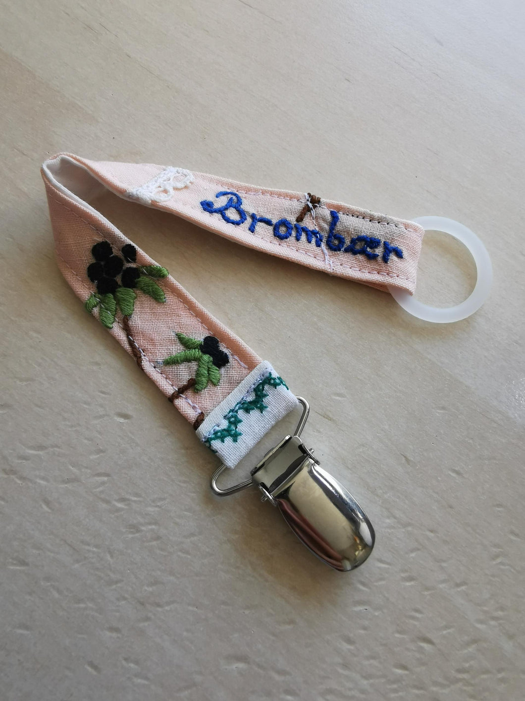 Suttesnor håndbroderet 